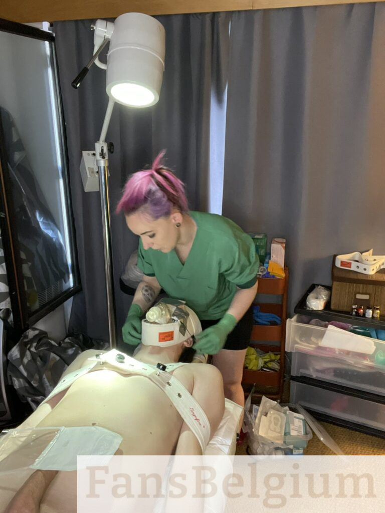 Miss Nena @nenabe OnlyFans model foto in haar kliniek met een naakte man