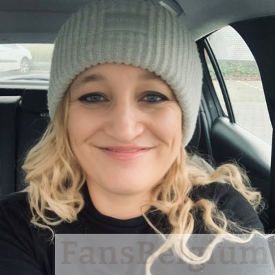 Elektra Stone @elektra_stone OnlyFans model foto op de auto in zwart top
