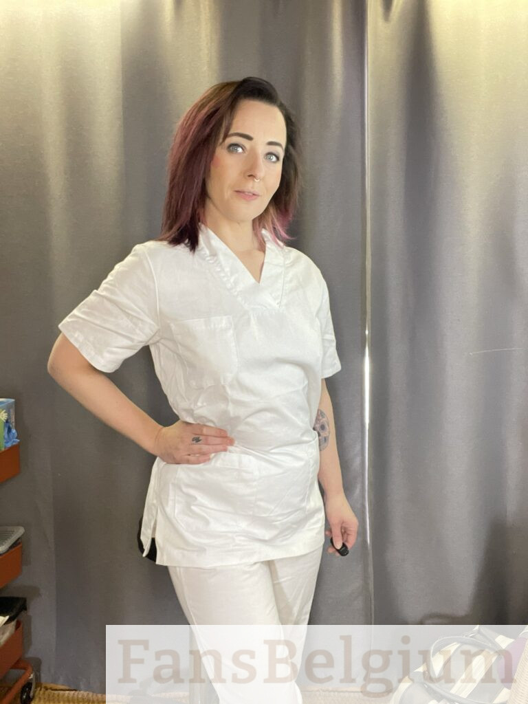Miss Nena @nenabe OnlyFans model foto staand met medisch uniform