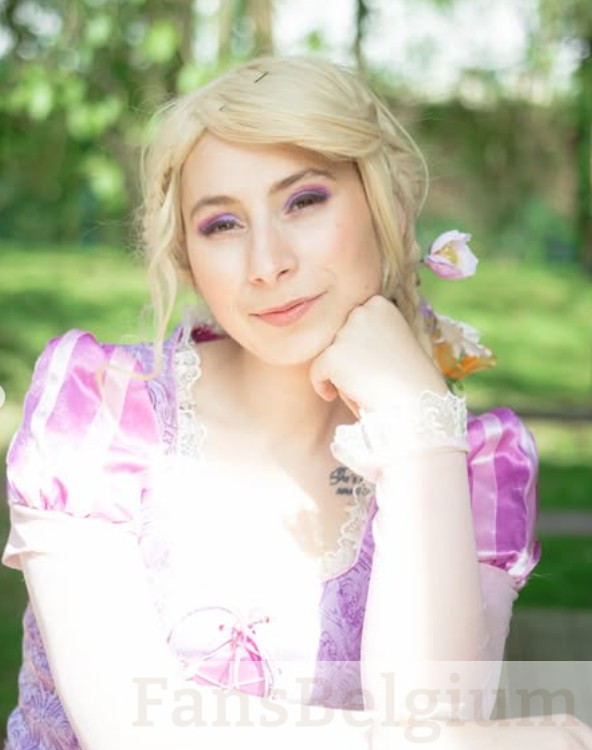 Miss Yumi Tenshi @yumixtenshi OnlyFans model foto in roze cosplay-outfit