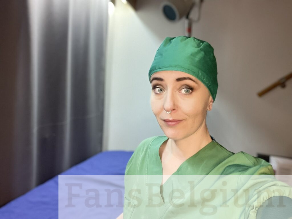 Miss Nena @nenabe OnlyFans model foto met groen medisch uniform