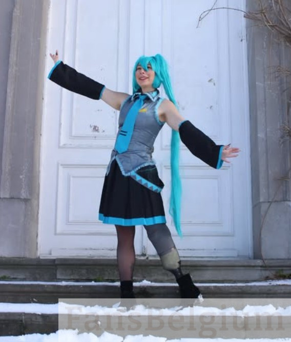 Miss Yumi Tenshi @yumixtenshi OnlyFans model foto in cosplay-outfit met lange blauwe pruik