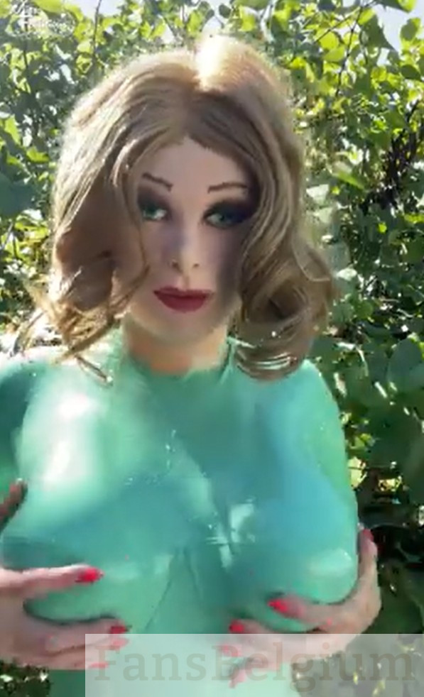 Miss Fetilicious @mfetilicious OnlyFans model foto met haar poppenmasker en groene latex pak