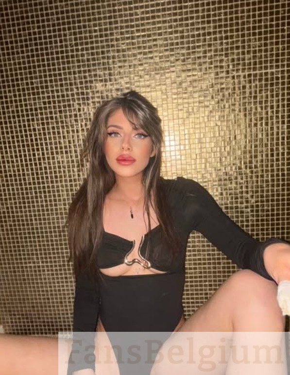 Aedelien @aedelienx OnlyFans model afbeelding in sexy zwarte strakke kleren