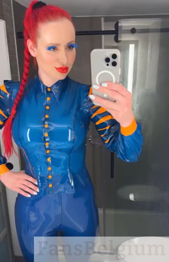 Miss Fetilicious @mfetilicious OnlyFans model foto in een sexy blauw latex pak