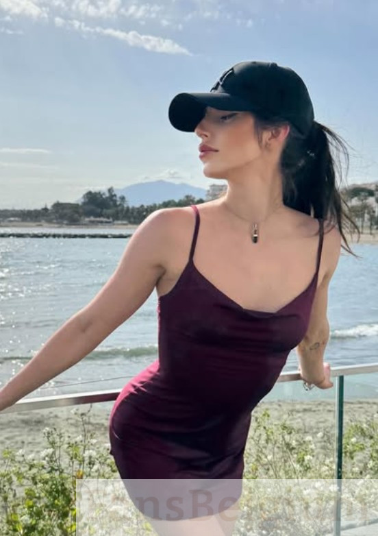 Aedelien @aedelienx OnlyFans model afbeelding in strakke jurk