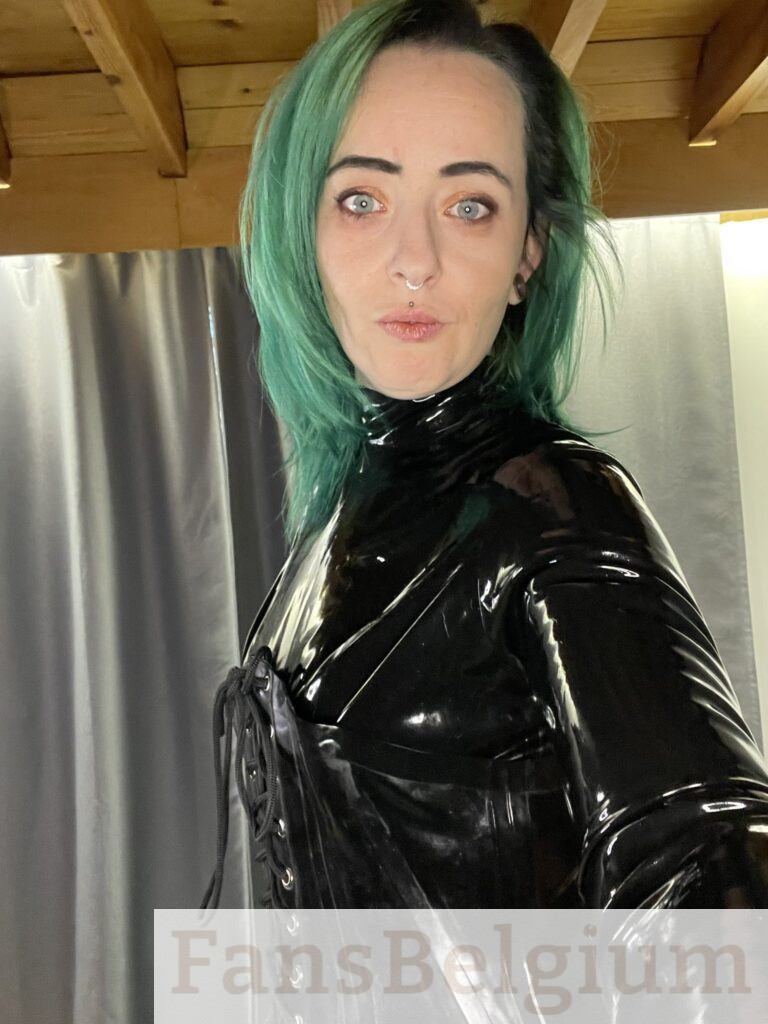 Miss Nena @nenabe OnlyFans model foto met zwart sexy latex pak