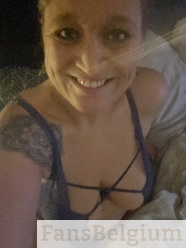 Elektra Stone @elektra_stone OnlyFans model foto die haar decolleté toont