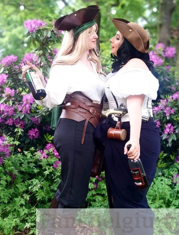 Miss Yumi Tenshi @yumixtenshi OnlyFans model foto staande met een vrouw en ze dragen allebei cowgirl cosplay-outfit