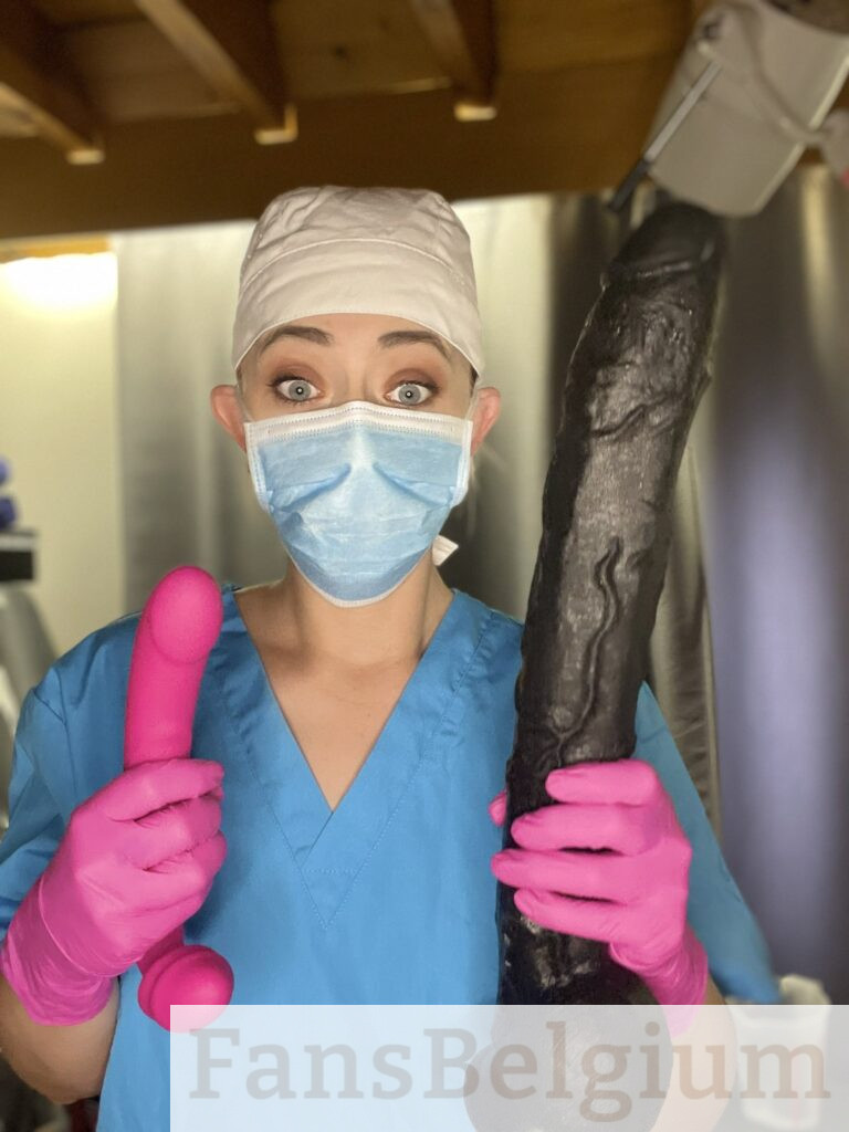Miss Nena @nenabe OnlyFans model foto met medisch uniform en dildo
