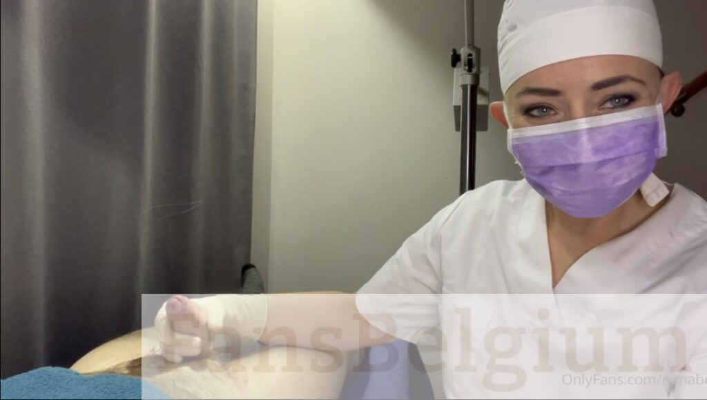 Miss Nena @nenabe OnlyFans model foto in haar kliniek met de piemel van een man in haar hand