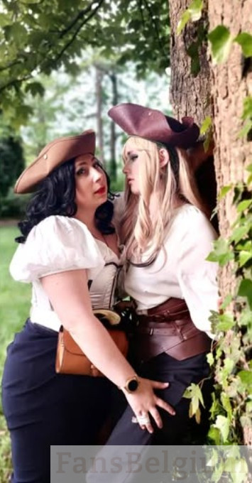 Miss Yumi Tenshi @yumixtenshi OnlyFans model foto met een vrouw in wit top