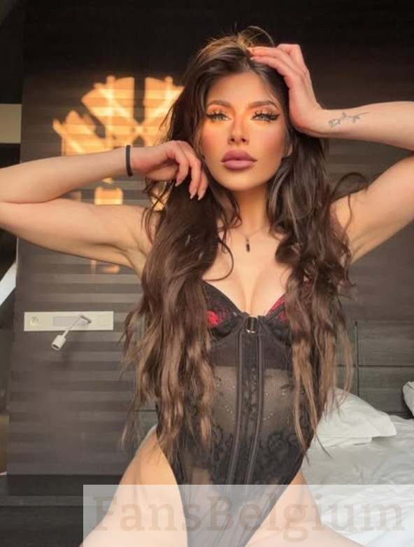 Aedelien @aedelienx OnlyFans model afbeelding in zwarte lingerie