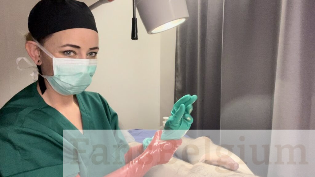 Miss Nena @nenabe OnlyFans model foto met groen medisch uniform en een naakte man die ligt