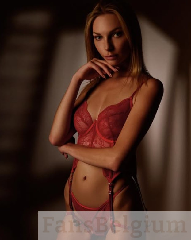 Zoë Coekaerts @zoe_coekaerts OnlyFans model foto sta in rode lingerie