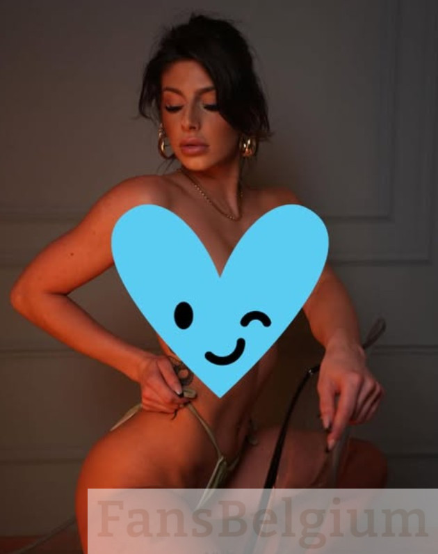 Aedelien @aedelienx OnlyFans model afbeelding met gecensureerde foto van haar borsten