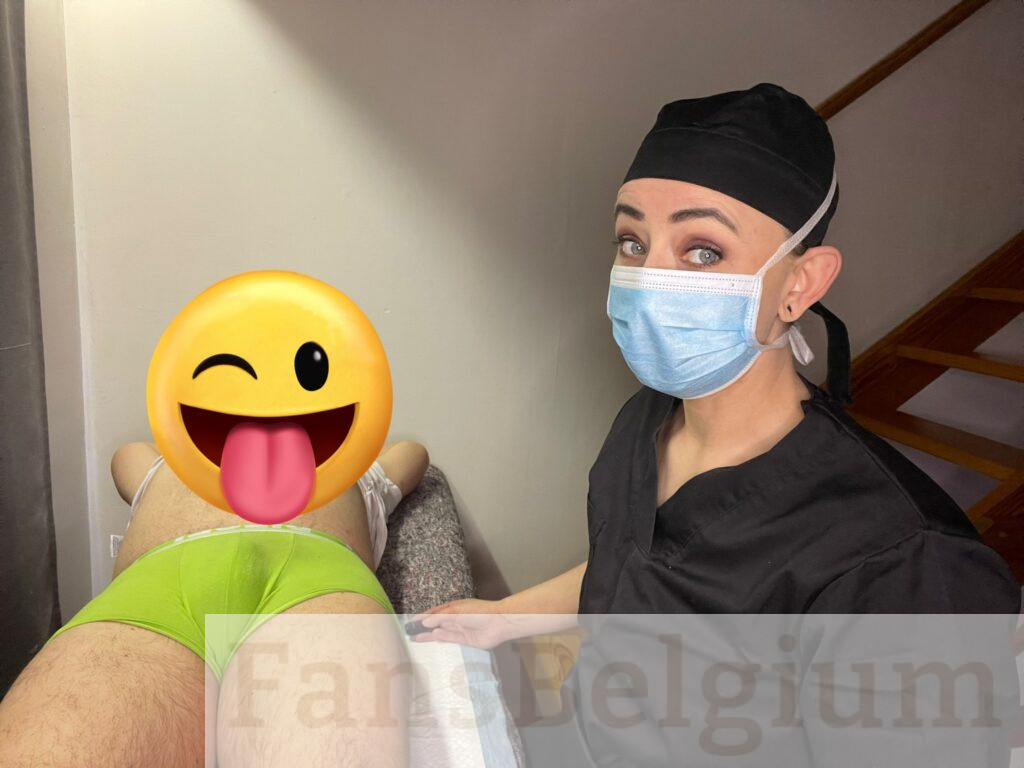 Miss Nena @nenabe OnlyFans model foto met zwart medisch uniform en een man die ligt in haar kliniek