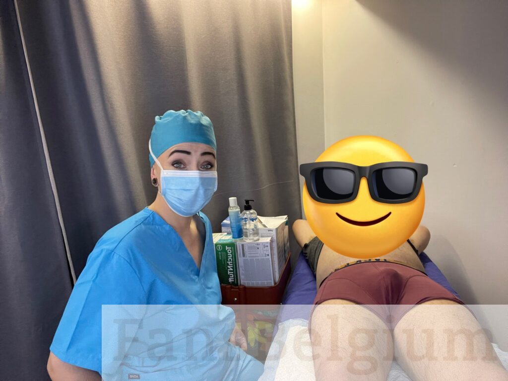 Miss Nena @nenabe OnlyFans model foto met blauw medisch uniform en een man die ligt in haar kliniek