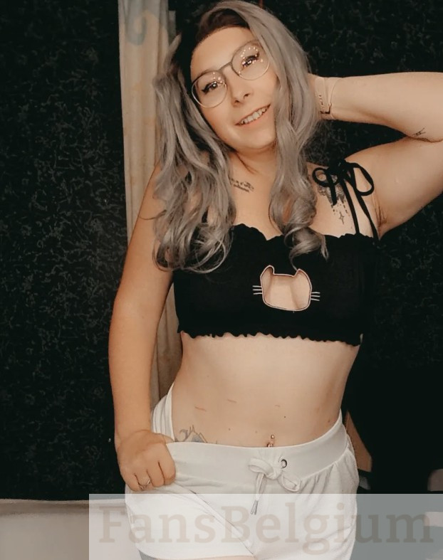 Miss Yumi Tenshi @yumixtenshi OnlyFans model foto staand in zwart top en wit shortje