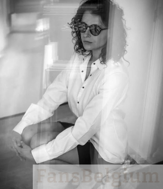 Miryam Artistic @miryamartistic OnlyFans model afbeelding die haar vagina toont