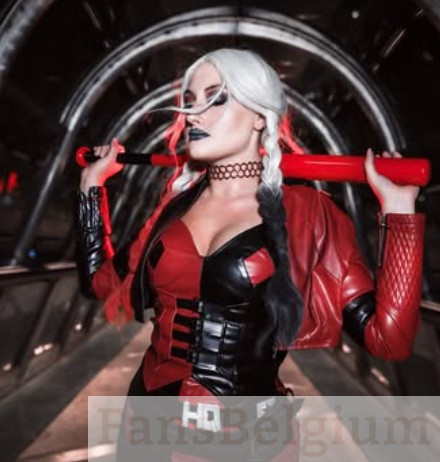 Jessica Phoenix @phoenixcosplayer Afbeelding van OnlyFans model dat een sexy rode cosplay kostuum draagt