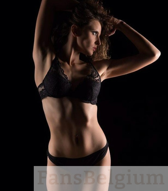 Miryam Artistic @miryamartistic OnlyFans model afbeelding die in zwarte lingerie staat