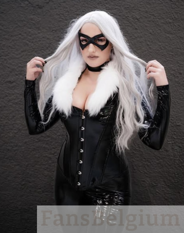 Jessica Phoenix @phoenixcosplayer OnlyFans model afbeelding die in een zwart catsuit kostuum staat
