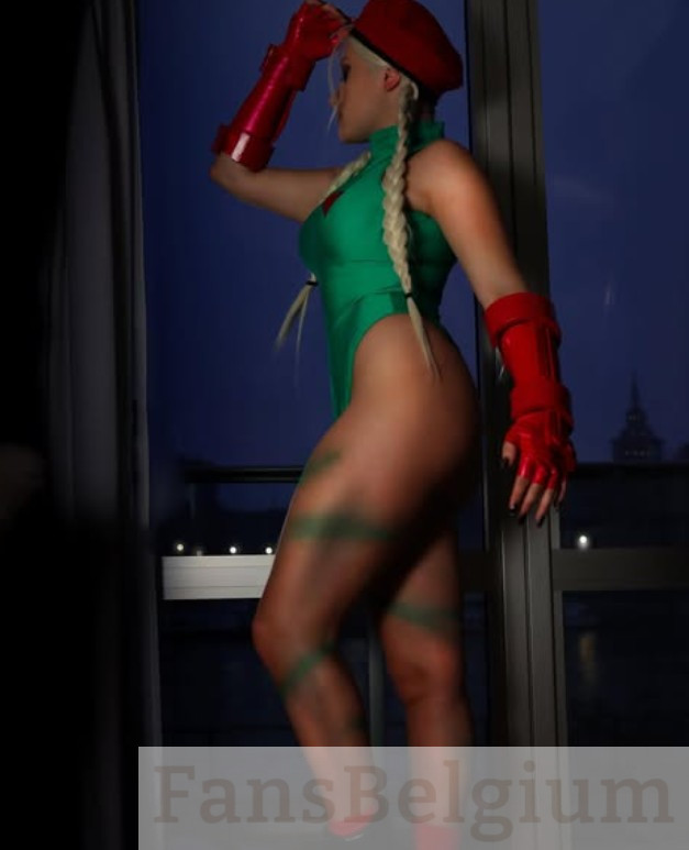 Jessica Phoenix @phoenixcosplayer OnlyFans model afbeelding die in een groen one-piece staat