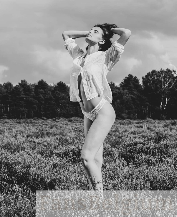 Miryam Artistic @miryamartistic OnlyFans model afbeelding met polo top en slip