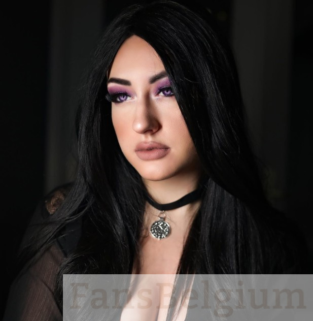 Jessica Phoenix @phoenixcosplayer OnlyFans model afbeelding die een zwart top draagt