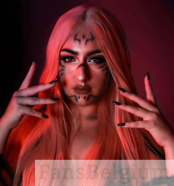 Jessica Phoenix @phoenixcosplayer OnlyFans model close-up afbeelding in haar roze haar