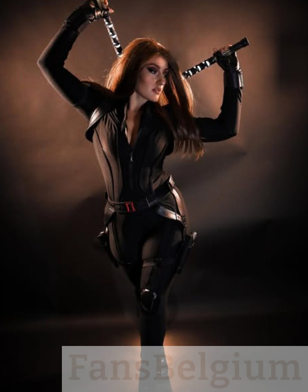 Jessica Phoenix @phoenixcosplayer OnlyFans model afbeelding die een zwart anime kostuum draagt