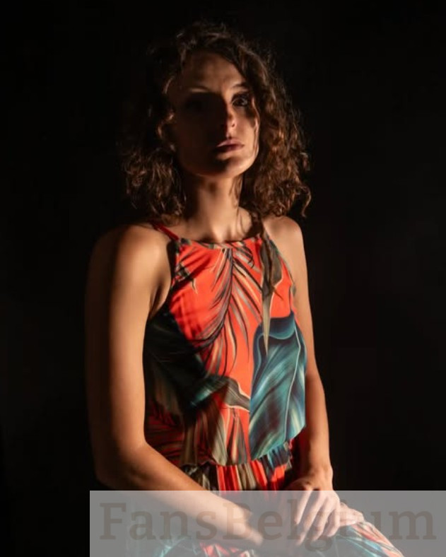 Miryam Artistic @miryamartistic OnlyFans model afbeelding die haar vagina en borsten toont