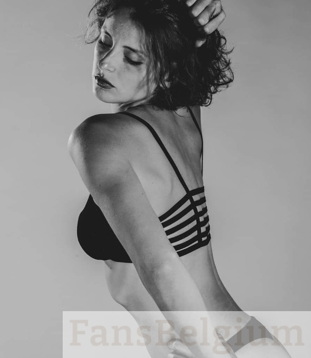 Miryam Artistic @miryamartistic OnlyFans model afbeelding in sexy ondergoed