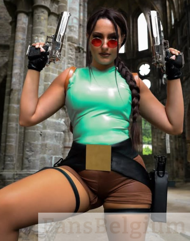 Jessica Phoenix @phoenixcosplayer OnlyFans model afbeelding die een groene latex top en een bruine korte broek draagt