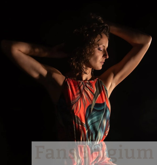 Miryam Artistic @miryamartistic OnlyFans model afbeelding die haar bloemenjurk draagt