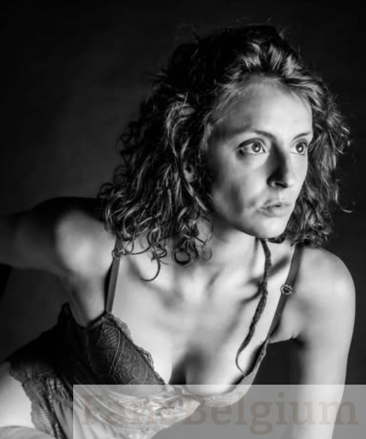 Miryam Artistic @miryamartistic OnlyFans model afbeelding in lingerie