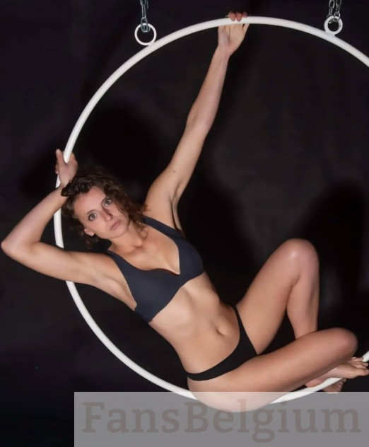 Miryam Artistic @miryamartistic OnlyFans model afbeelding in zwarte ondergoed