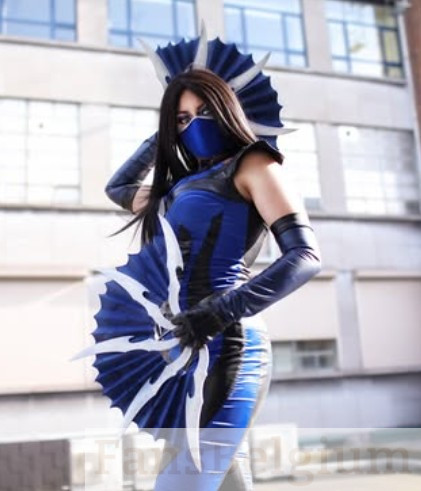 Jessica Phoenix @phoenixcosplayer OnlyFans model afbeelding die een strakke blauwe cosplay kostuum draagt