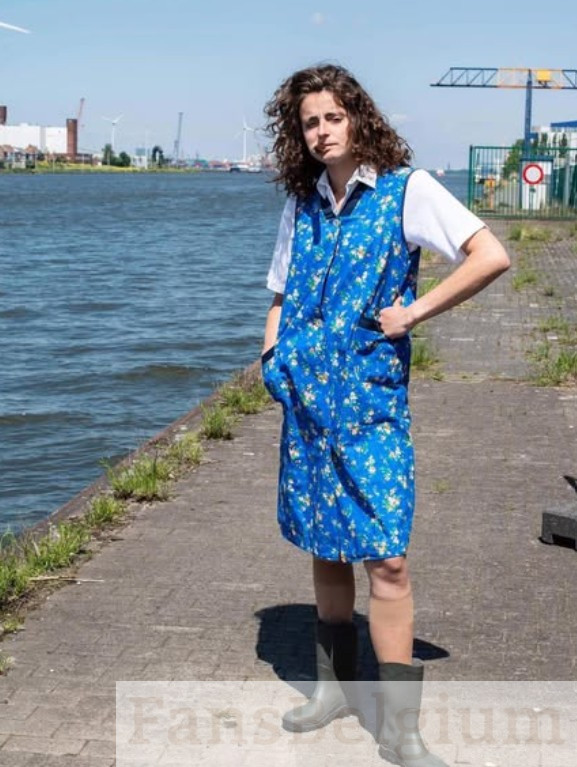 Miryam Artistic @miryamartistic OnlyFans model afbeelding die buiten staat in een blauwe jurk