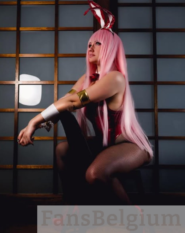 Jessica Phoenix @phoenixcosplayer OnlyFans model afbeelding zittend op de stoel in sexy konijnenpak