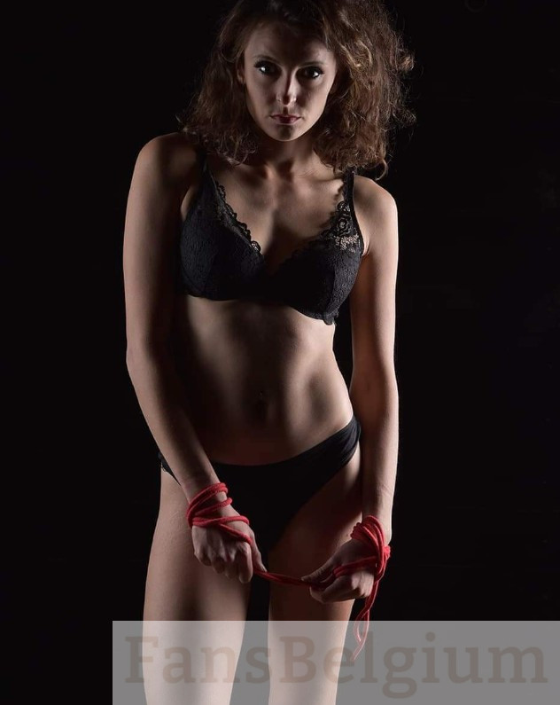 Miryam Artistic @miryamartistic OnlyFans model afbeelding in zwarte lingerie terwijl ze vastgebonden is