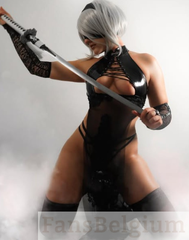 Jessica Phoenix @phoenixcosplayer OnlyFans model afbeelding die een sexy zwart latex kostuum draagt en haar grote borsten blootlegt