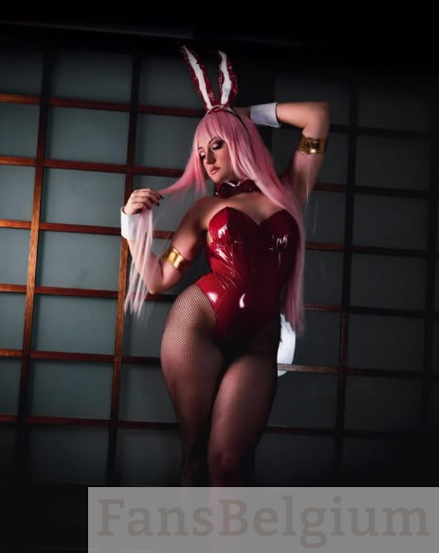 Jessica Phoenix @phoenixcosplayer OnlyFans model afbeelding die in een rode body in latex staat