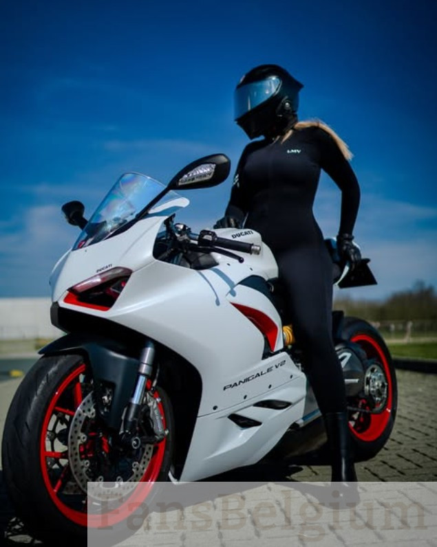 Jessica Phoenix @phoenixcosplayer Afbeelding van OnlyFans model in een zwart body terwijl ze op een motorfiets rijdt