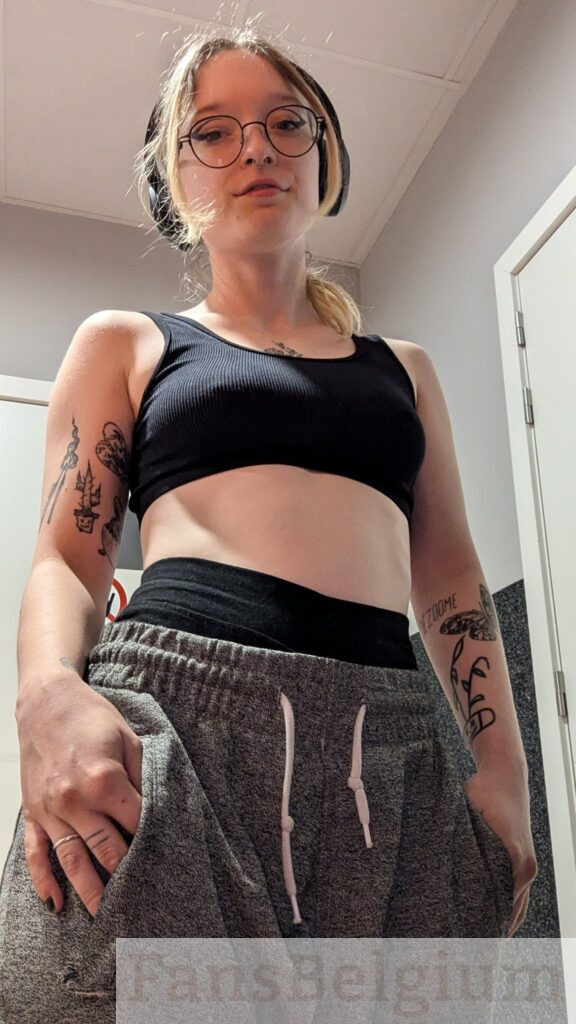 Kapiouzor @kapiou OnlyFans afbeelding met bril en zwart topje