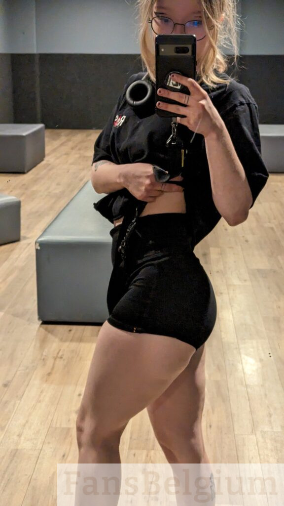 Kapiouzor @kapiou OnlyFans afbeelding met zwart topje
