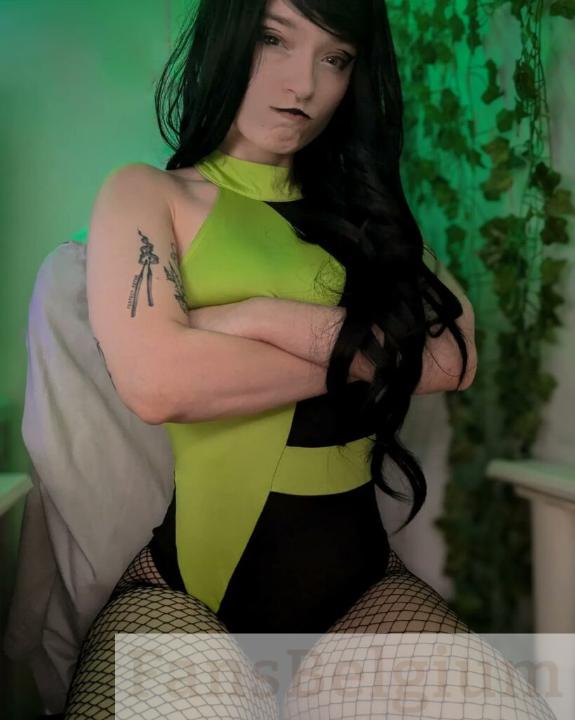 Kapiouzor @kapiou OnlyFans model afbeelding in groene one-piece