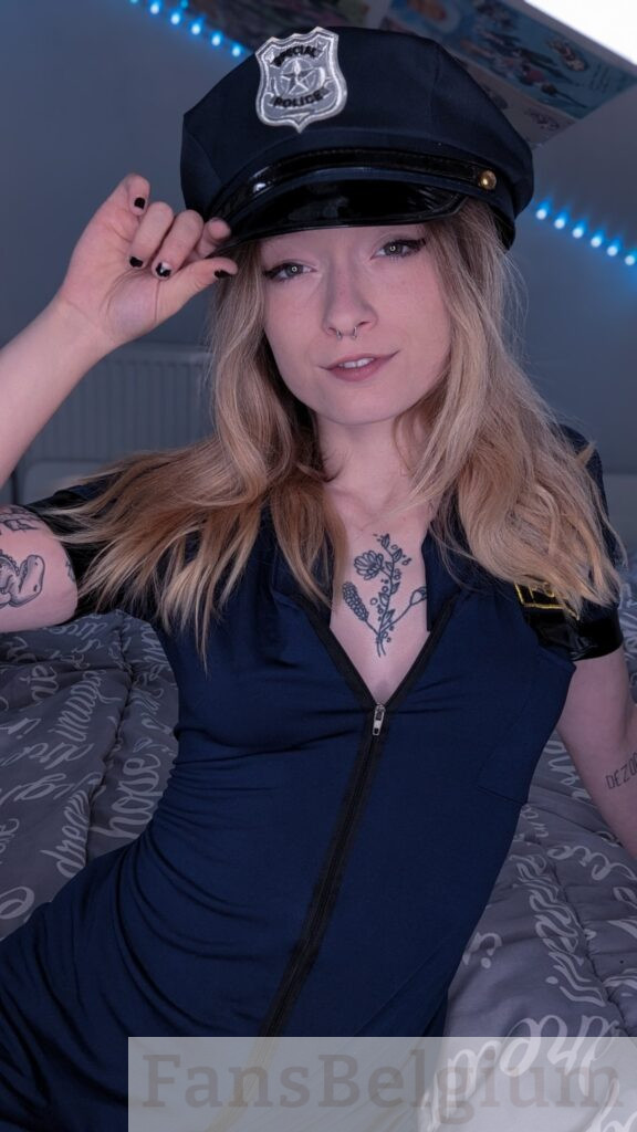 Kapiouzor @kapiou OnlyFans model afbeelding in sexy politie-uniform