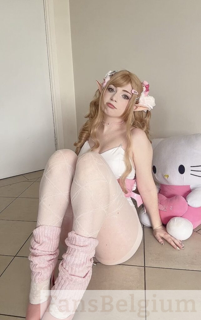 Elefire Grey @elefire_the_elf OnlyFans model foto op de vloer met strakke witte top